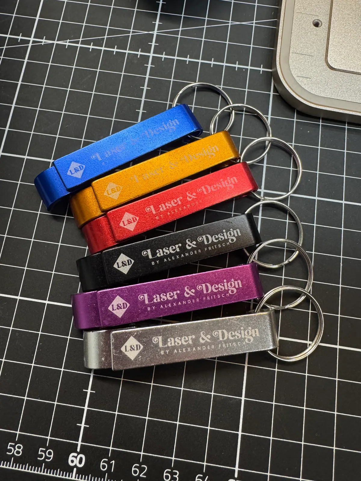 Bunt eloxierte Schlüsselanhänger mit Flaschenöffner und Laser-&-Design-Gravur