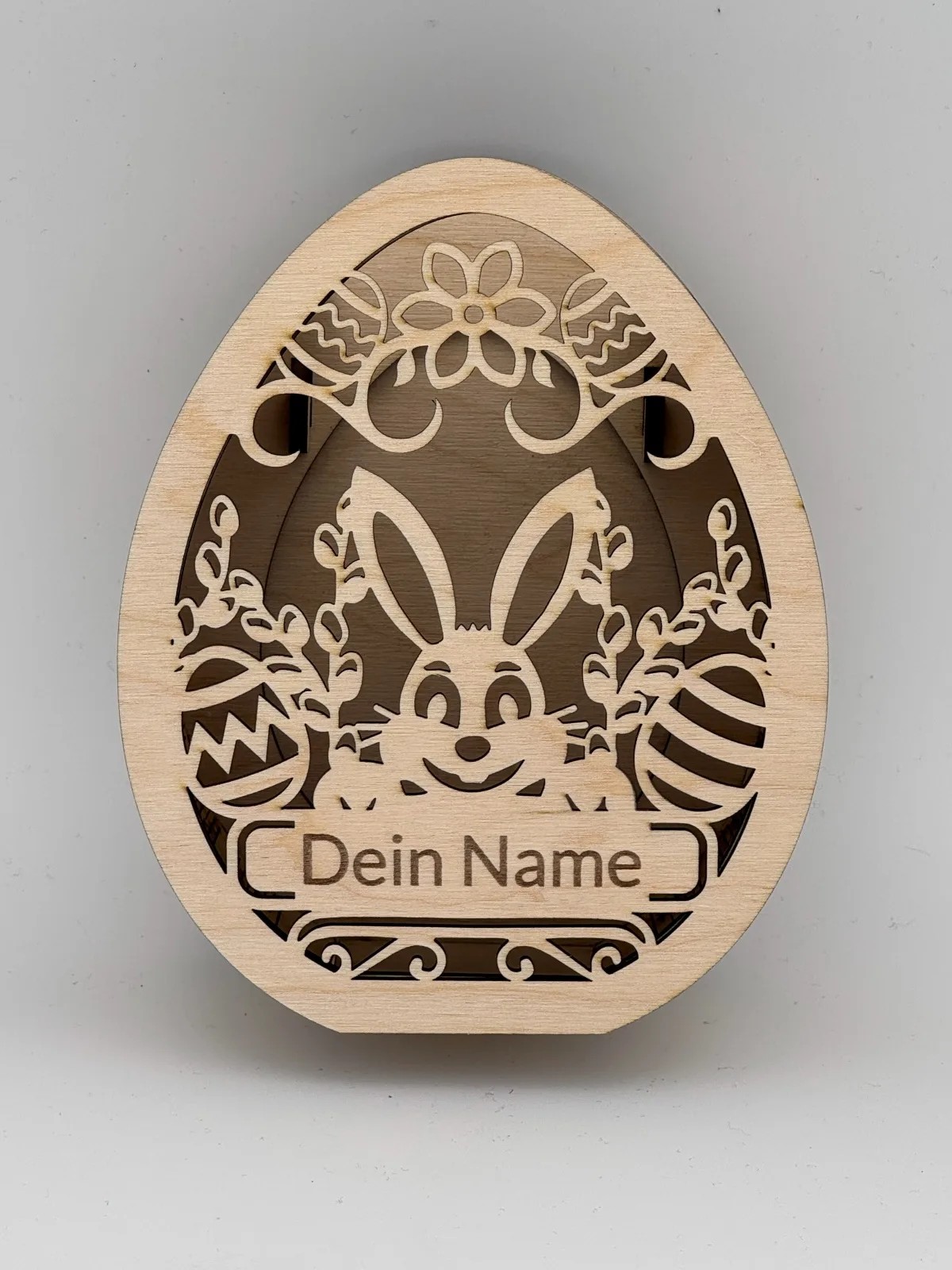 Ei-förmiger Mehrschicht-Aufsteller aus Holz mit Osterhasen-Motiv und personalisierbarem Namensfeld