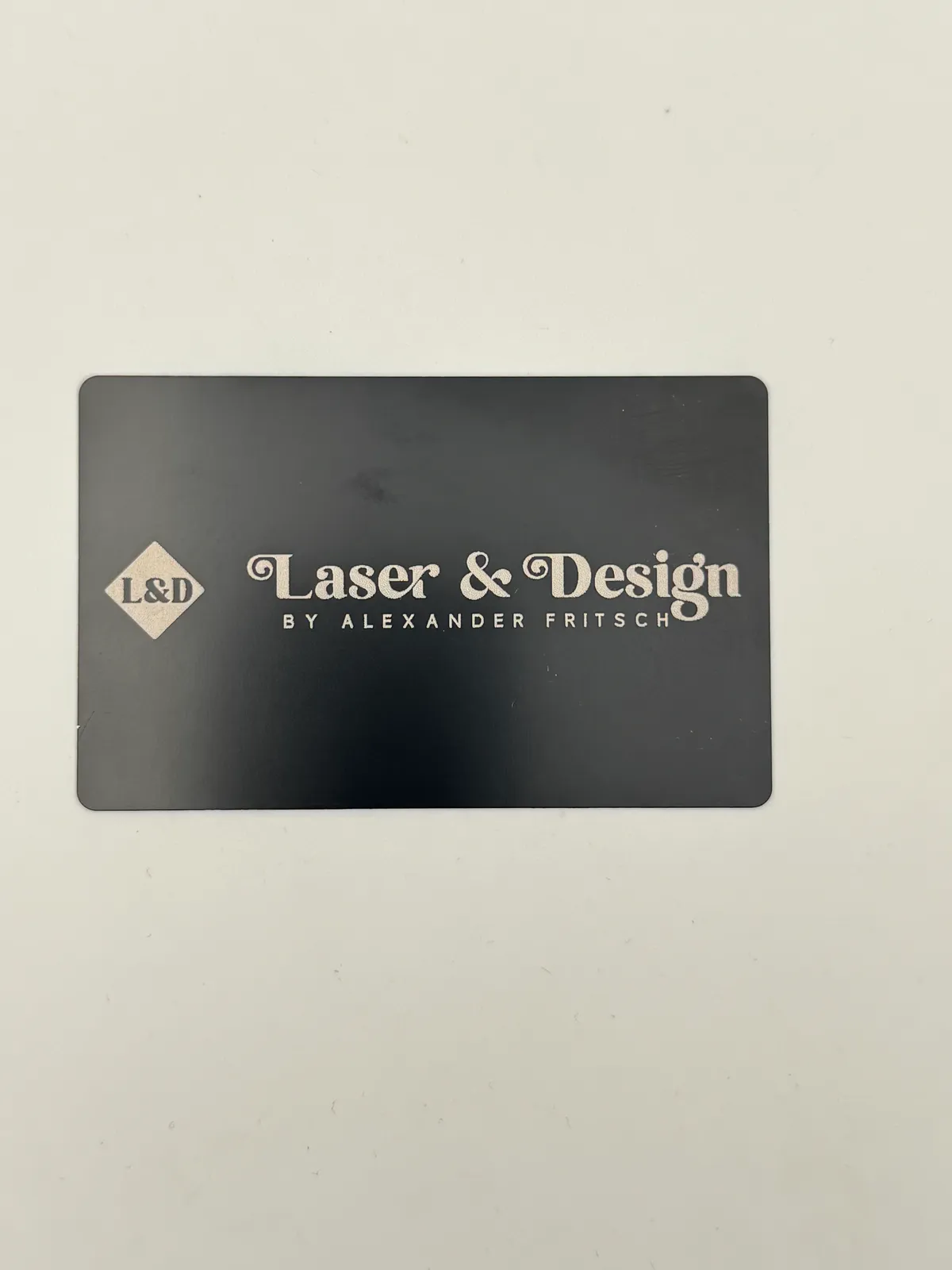 Schwarze Metall-Visitenkarte mit gravierten Laser-&-Design-Schriftzug